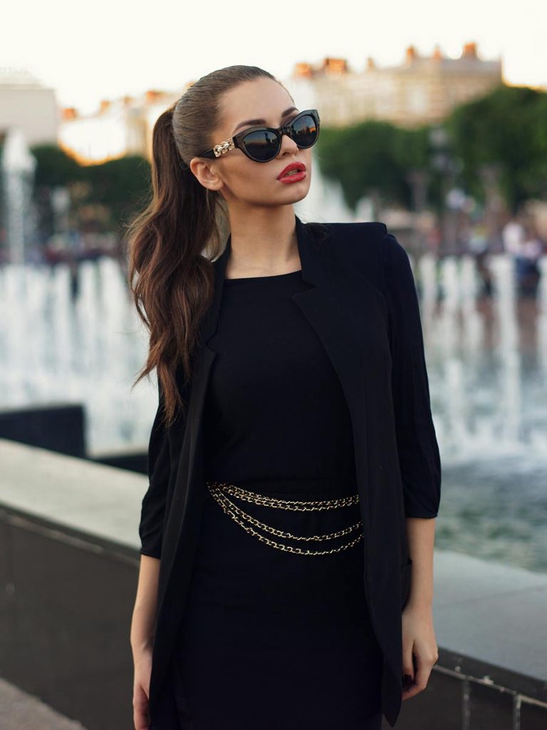 Single Frau sexy in schwarz gekleidet