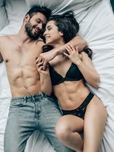Attraktive Pärchen genießt ihre lockere Romanze im Bett