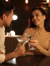 Schöne junge Frau hat ein aufregendes Date mit einem attraktiven Mann in Stuttgart